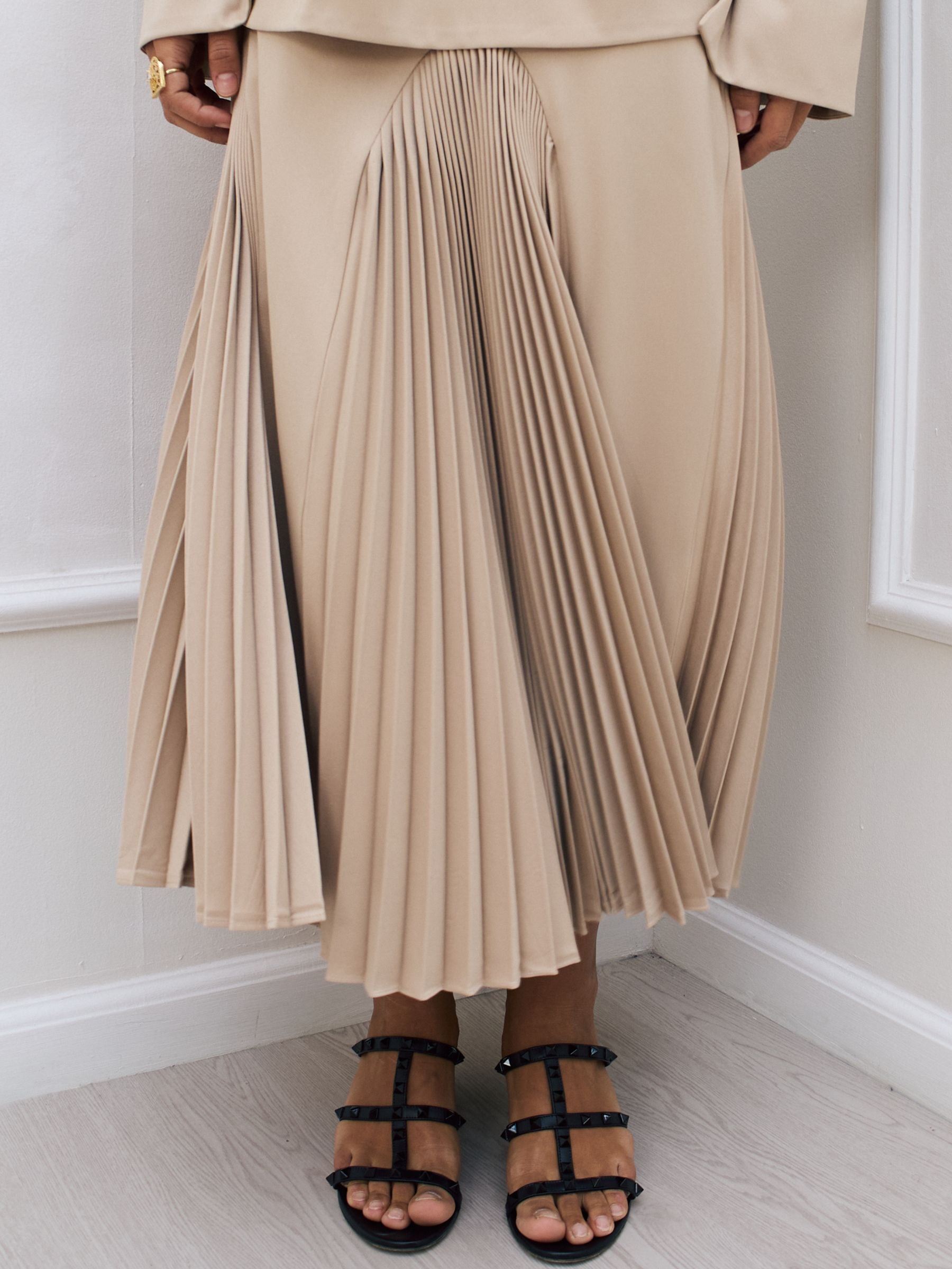 سارة تنورة مطوية