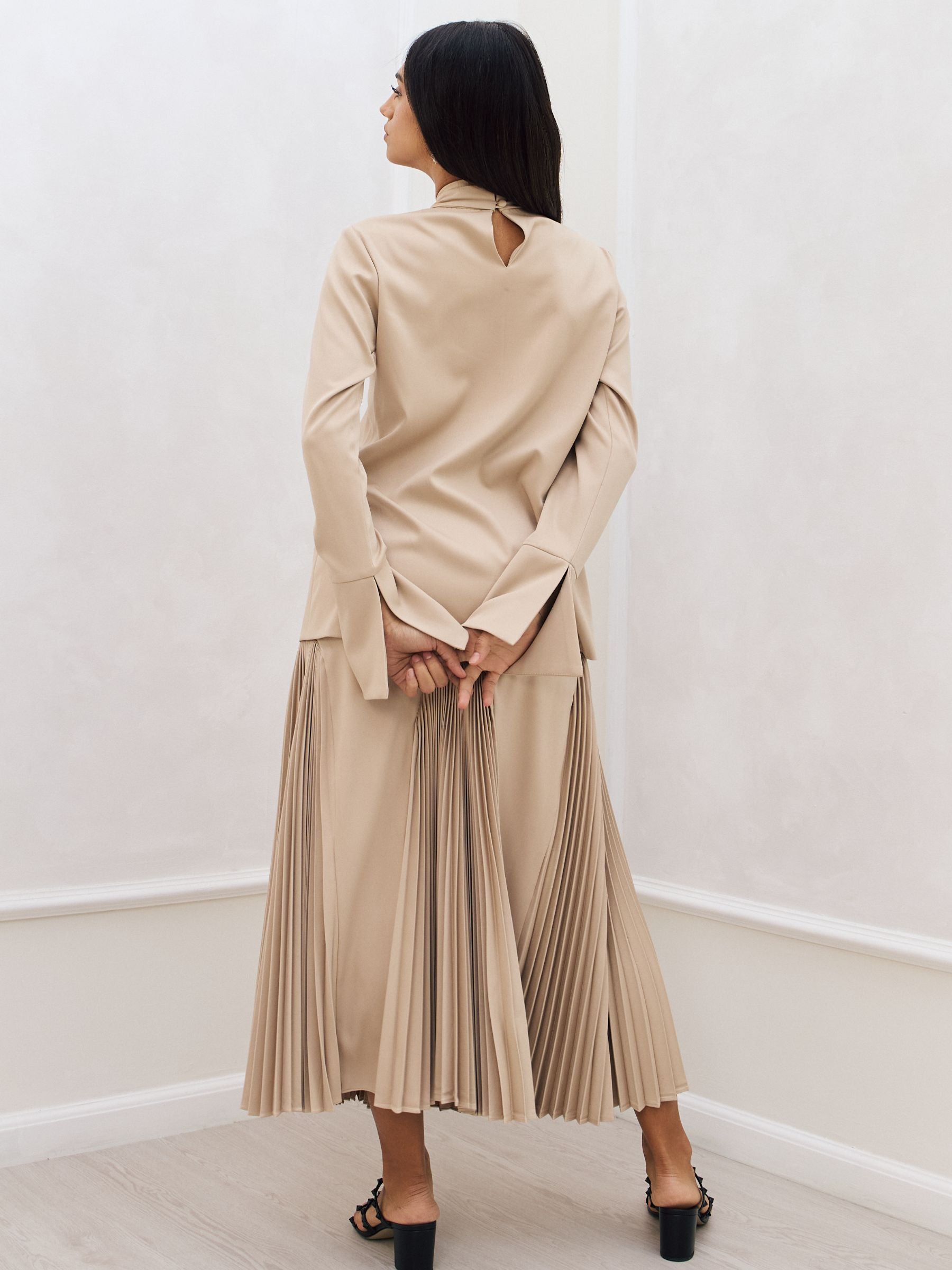 سارة تنورة مطوية