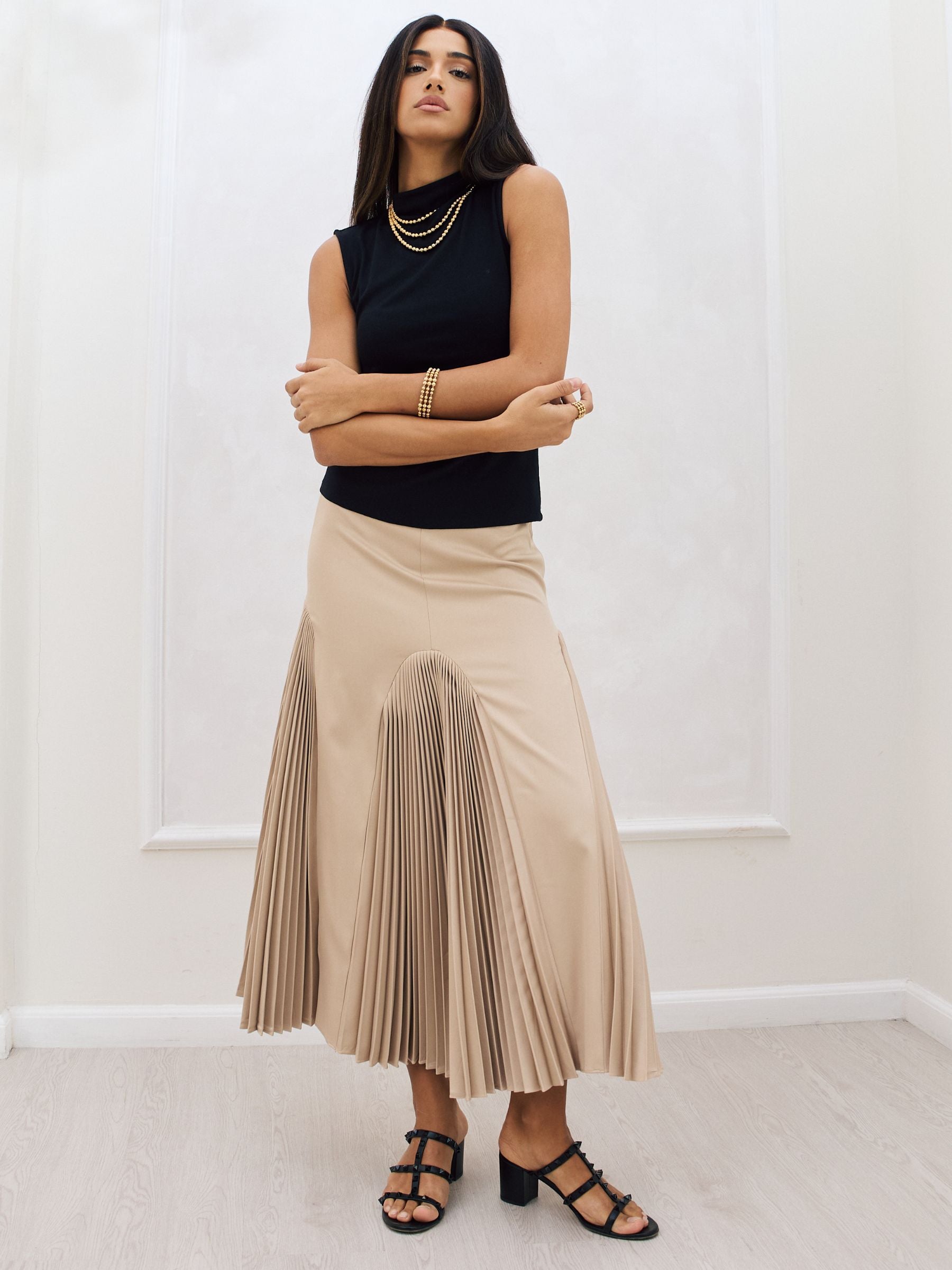 سارة تنورة مطوية